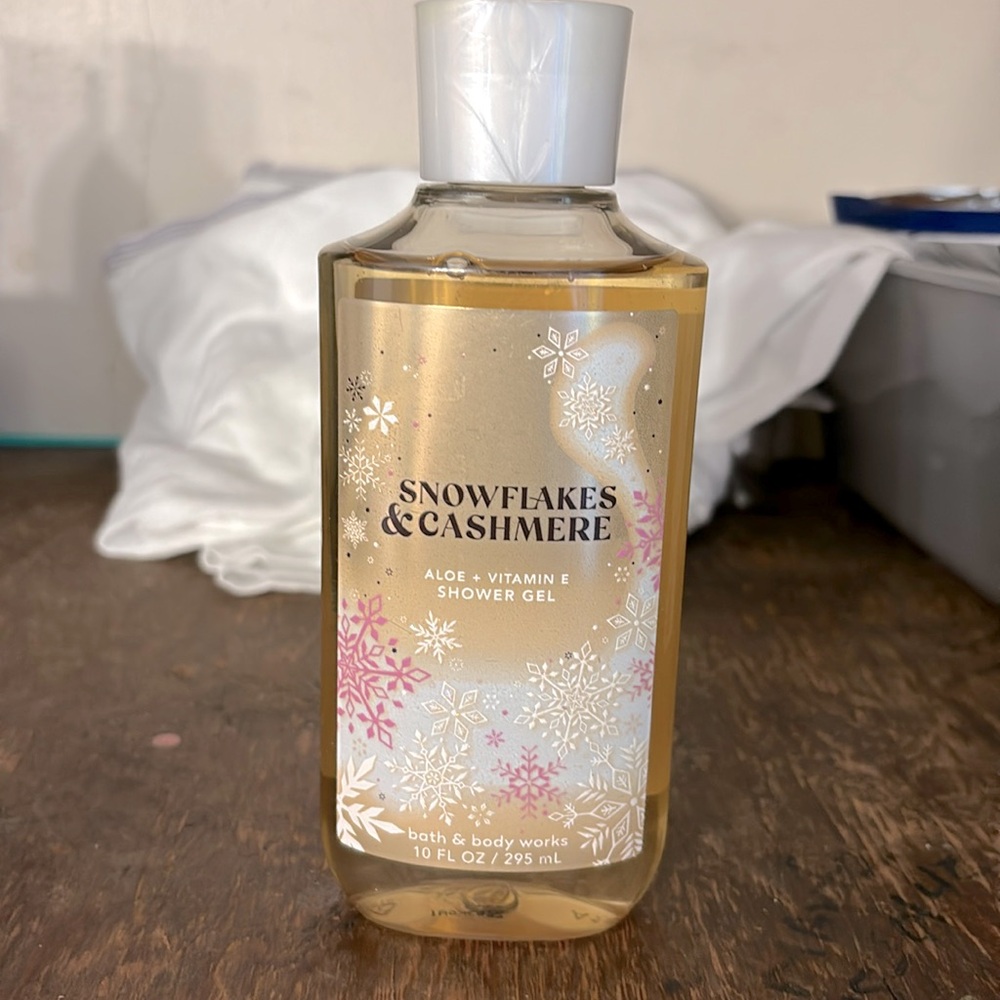 Bath and Body Works shower gel— SNOWFLAKES AND CASHMERE